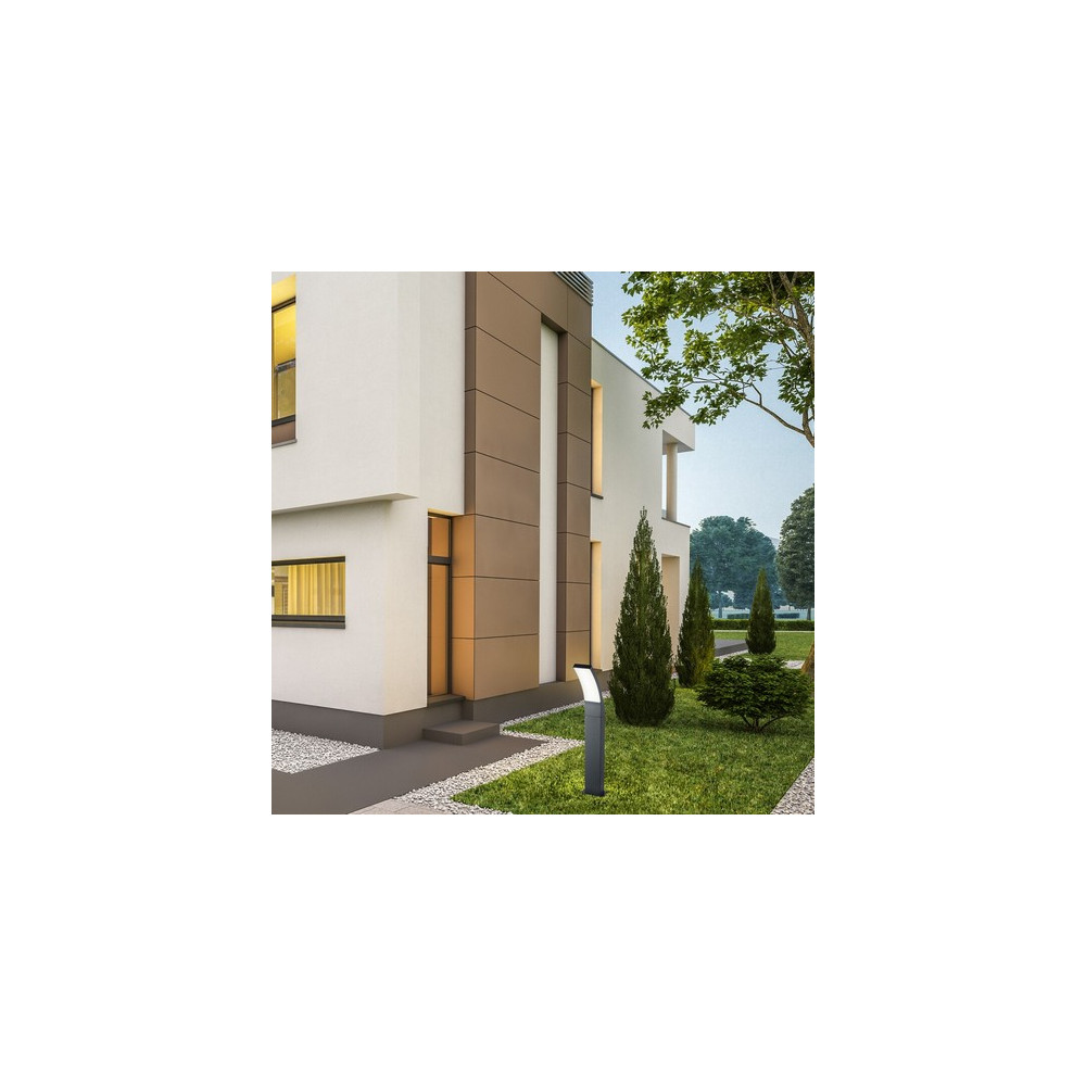 7506-PALANGA-led-kulteri-allolampa-2.jpg Rábalux PALANGA kültéri állólámpa 12W kertben felállítva