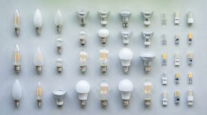 Különböző foglalatú LED izzók: E27, E14, GU10 és G9 típusok egymás mellett