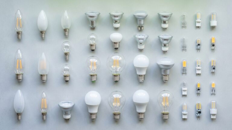 Különböző foglalatú LED izzók: E27, E14, GU10 és G9 típusok egymás mellett