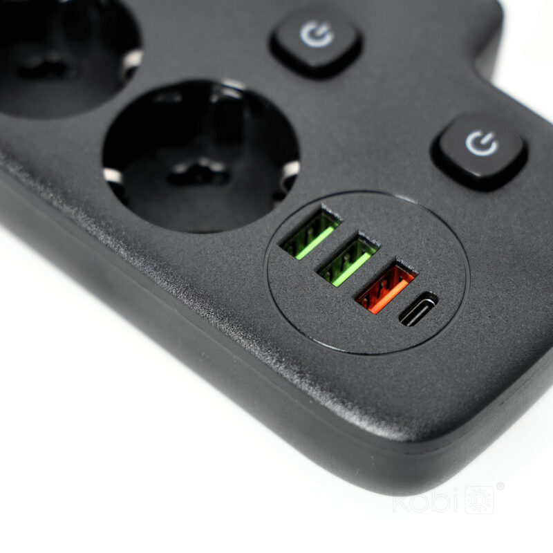 przedluzacz-kobi-linea-fl-2gn-3usb-1usb-c-0-2m-czarny-kobi-ea9ed2cd7ca64a4181a0a1ff3d396afa-150da95a.jpg KOBI LINEA PRO FL asztali elosztó 2 aljzat + 3× USB-A + 1× USB-C, 3 kapcsolóval, fekete